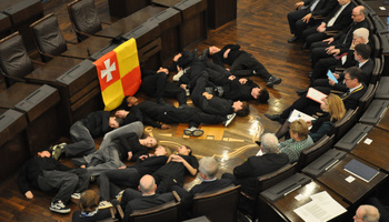 Tanzperformance der Klasse 8 im Rathaus: Gedenken an die Bombennacht des 16. März 1945