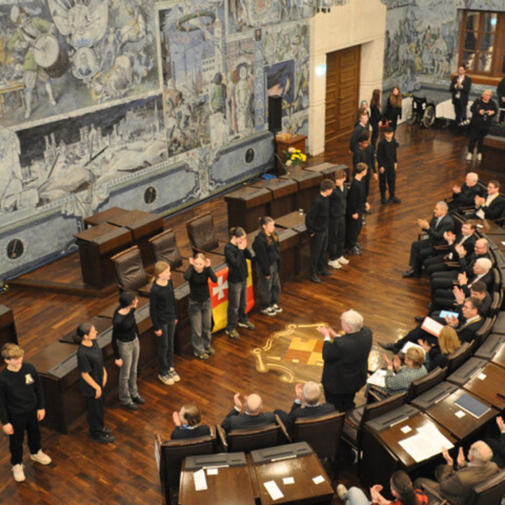 Tanzperformance der Klasse 8 im Rathaus: Gedenken an die Bombennacht des 16. März 1945