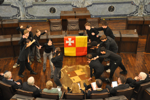 Tanzperformance der Klasse 8 im Rathaus: Gedenken an die Bombennacht des 16. März 1945